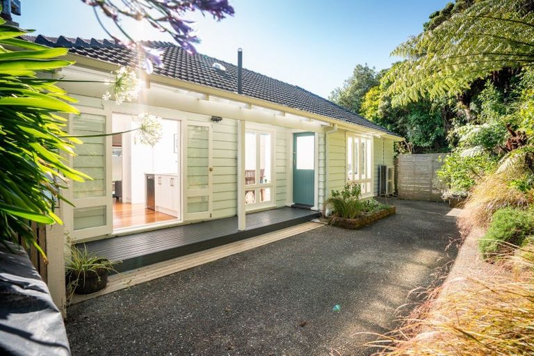 Photo of property in 104 Curtis Street, Northland, Wellington, 6012