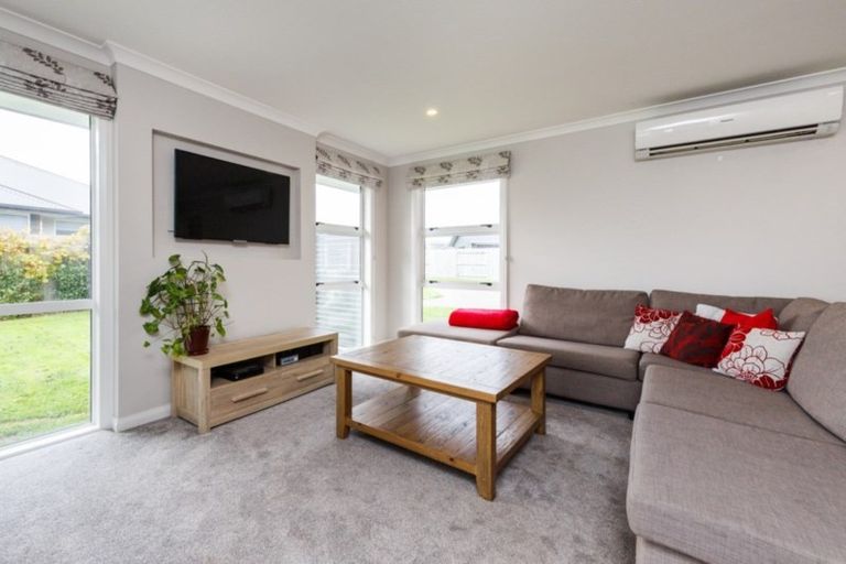 Photo of property in 11 Saint Heliers Grove, Fitzherbert, Palmerston North, 4410
