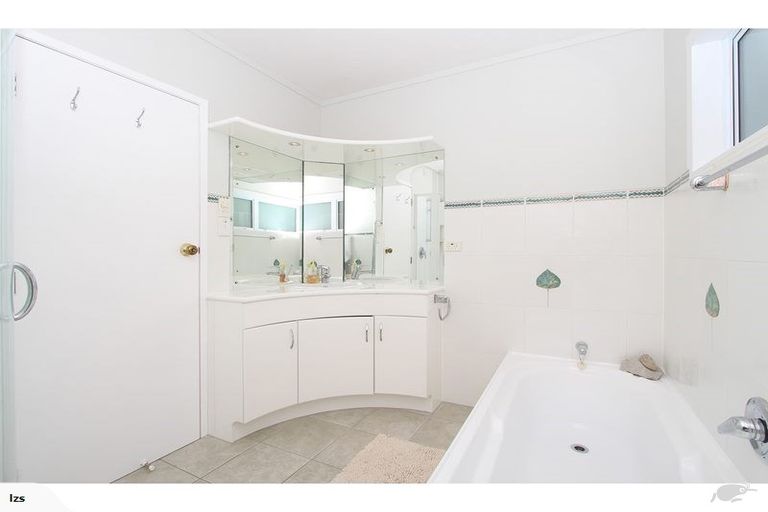 Photo of property in 24 Holt Avenue, Torbay, Auckland, 0630
