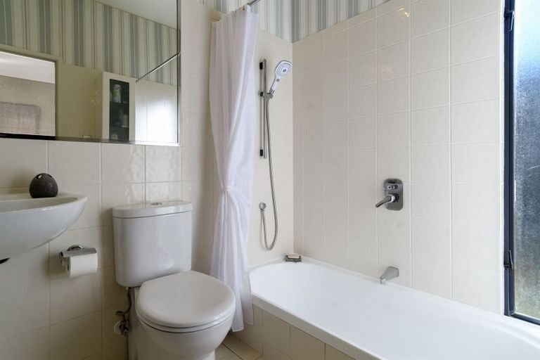 Photo of property in 28 Seaview Road, Otumoetai, Tauranga, 3110