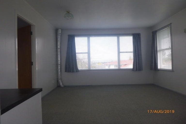 Photo of property in 2 Nielsen Place, Massey, Auckland, 0614