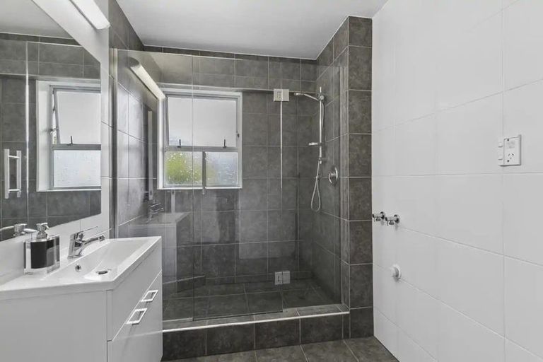 Photo of property in Standen Court, 1/90 Karori Road, Karori, Wellington, 6012