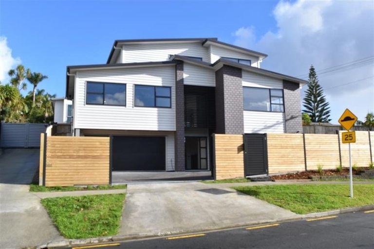 Photo of property in 18a Lyons Avenue, Murrays Bay, Auckland, 0630