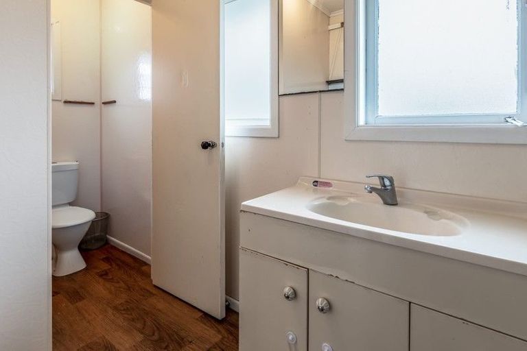 Photo of property in 5 Shamrock Lane, Te Atatu Peninsula, Auckland, 0610