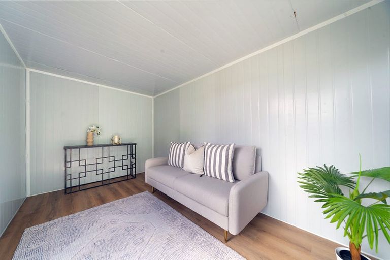 Photo of property in 6 Cajero Place, Green Bay, Auckland, 0604