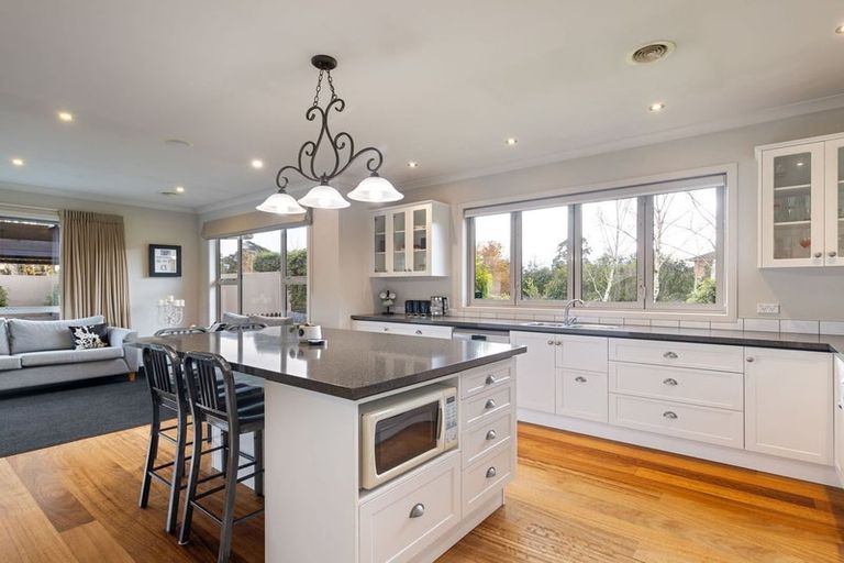 Photo of property in 37 La Lena Grove, Fitzherbert, Palmerston North, 4410