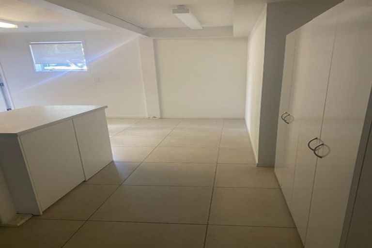 Photo of property in 23 Elsted Place, Goodwood Heights, Auckland, 2105