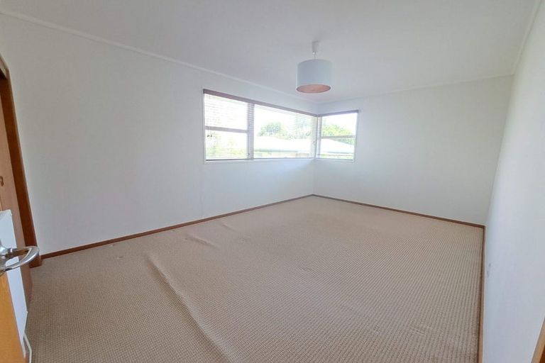 Photo of property in 5 South Pacific Place, Henderson, Auckland, 0612