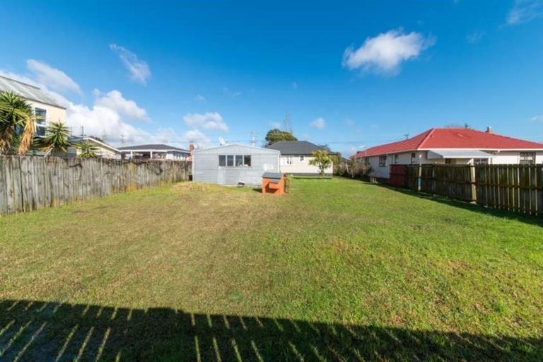 Photo of property in 719 Te Atatu Road, Te Atatu Peninsula, Auckland, 0610