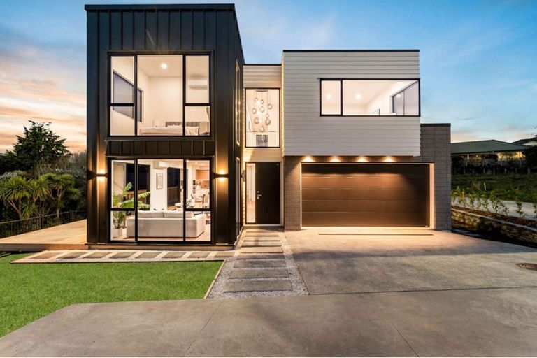 Photo of property in 16 Mcmenamin Place, Fairview Heights, Auckland, 0632