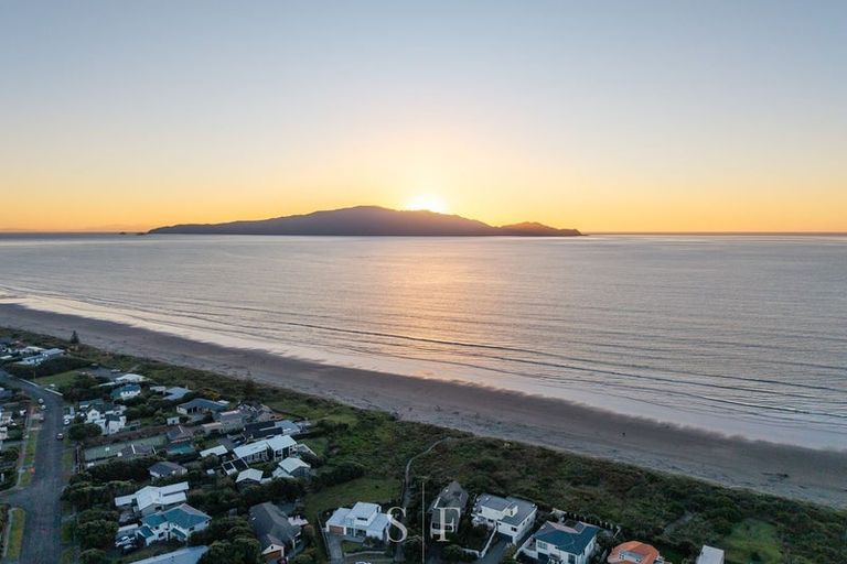 Photo of property in 155 Field Way, Waikanae Beach, Waikanae, 5036