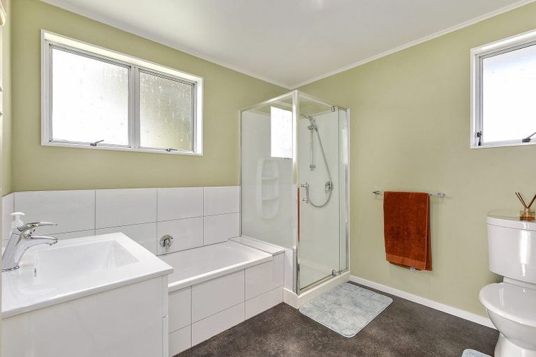 Photo of property in 124 Gloaming Hill, Titahi Bay, Porirua, 5022