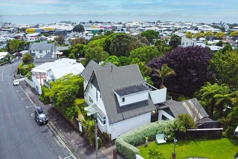 Photo of property in 43 Cameron Street, New Plymouth, 4310