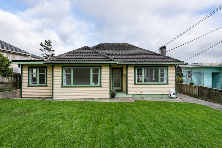 Photo of property in 20 Miles Crescent, Newlands, Wellington, 6037