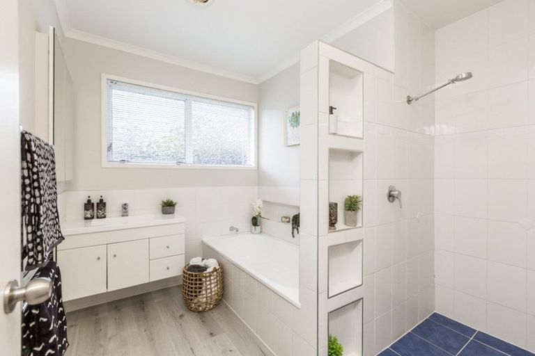 Photo of property in 2/4202a Great North Road, Glendene, Auckland, 0602