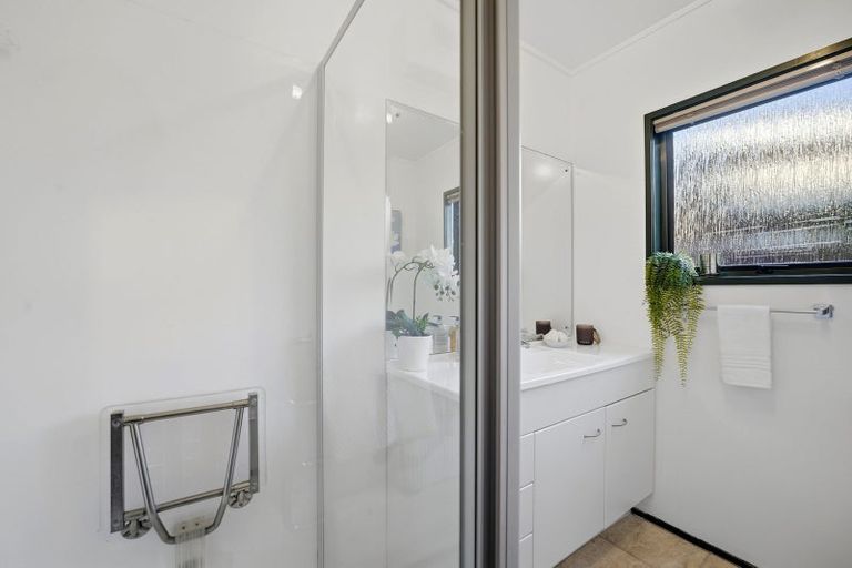 Photo of property in 2/983 Beach Road, Torbay, Auckland, 0630