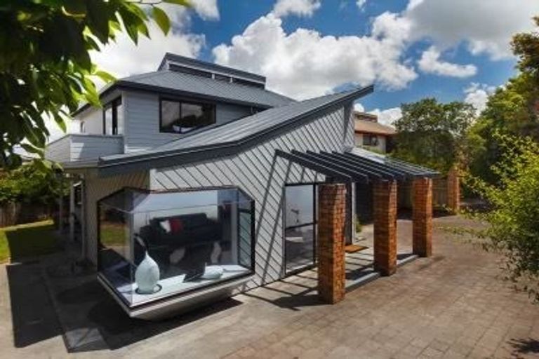 Photo of property in 1/6 Glucina Avenue, West Harbour, Auckland, 0618