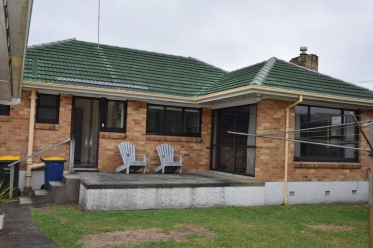 Photo of property in 25 Yeovil Road, Te Atatu Peninsula, Auckland, 0610