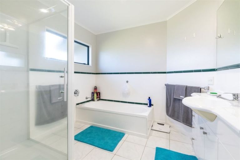 Photo of property in 3 Opal Close, Rosedale, Auckland, 0632