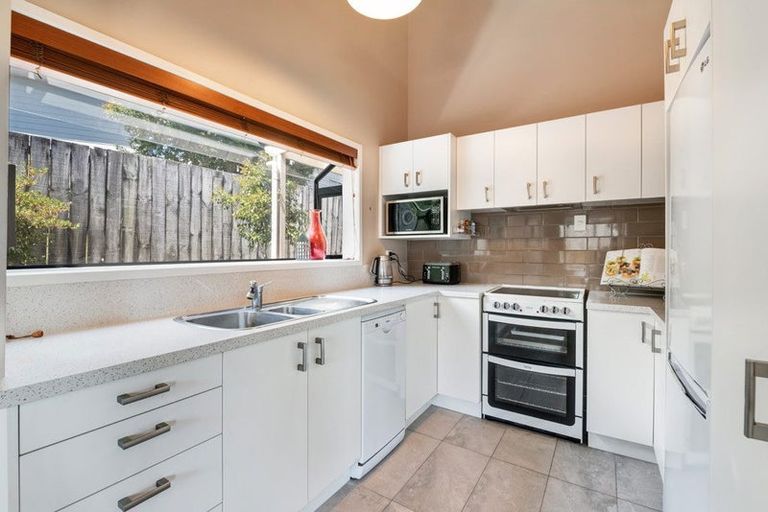 Photo of property in 2/10 Sevilla Place, Unsworth Heights, Auckland, 0632