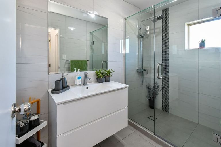 Photo of property in 1 Loughinisland Place, Weymouth, Auckland, 2103