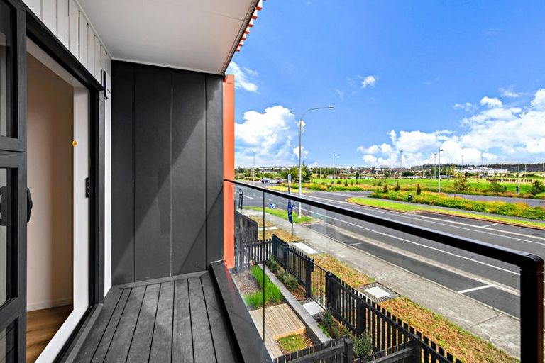 Photo of property in 2/29 Flat Bush School Road, Flat Bush, Auckland, 2019