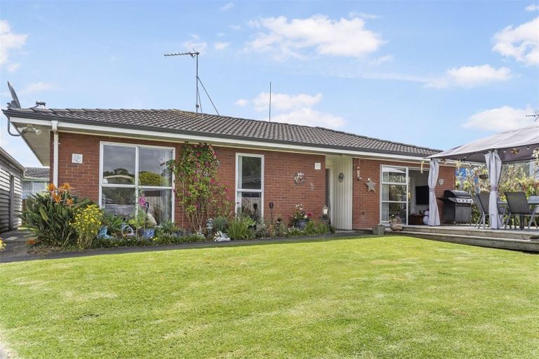 Photo of property in 7 Woodman Place, West Harbour, Auckland, 0618