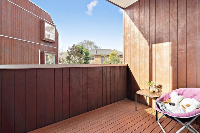 Photo of property in 76c Edmonton Road, Henderson, Auckland, 0612