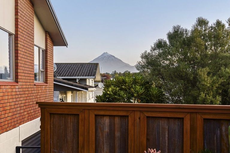 Photo of property in 100 Heta Road, Highlands Park, New Plymouth, 4312