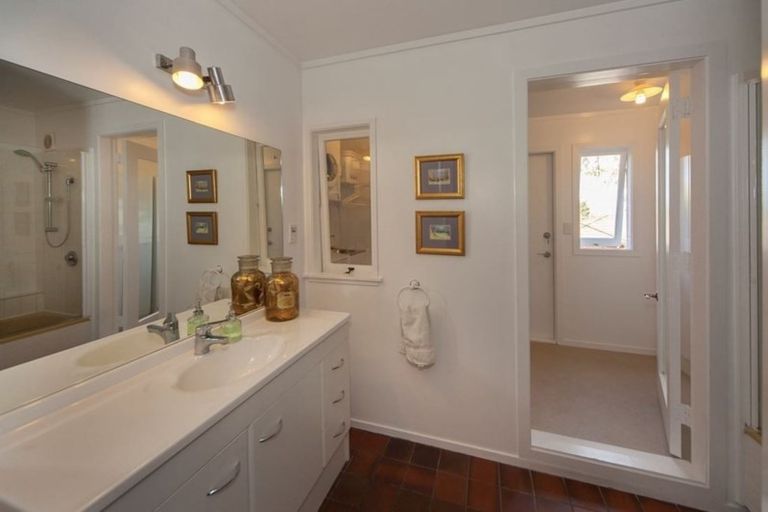 Photo of property in 132 Carlisle Road, Northcross, Auckland, 0632