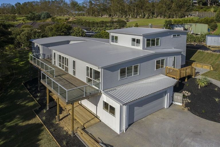 Photo of property in 299 Whangaparaoa Road, Red Beach, 0932