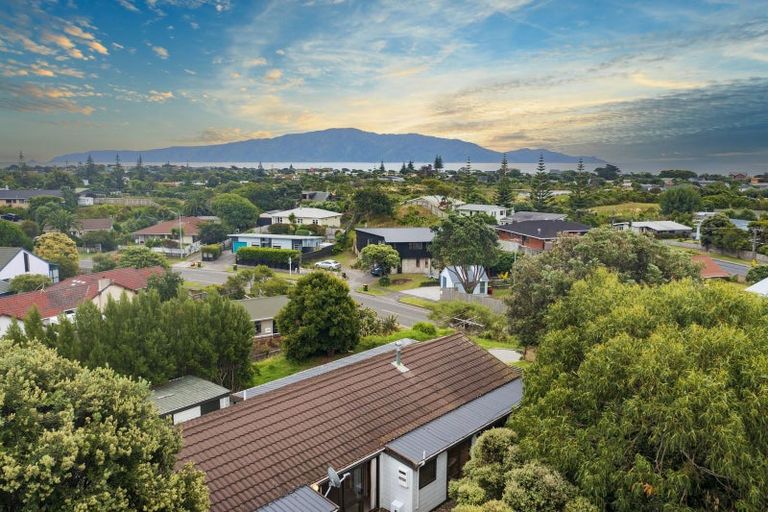 Photo of property in 2 Flaxmere Street, Waikanae Beach, Waikanae, 5036