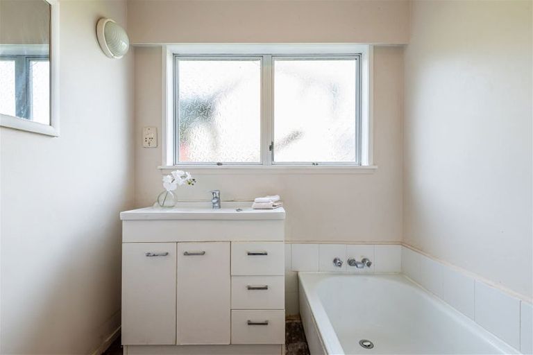 Photo of property in 358 Glenfield Road, Glenfield, Auckland, 0629