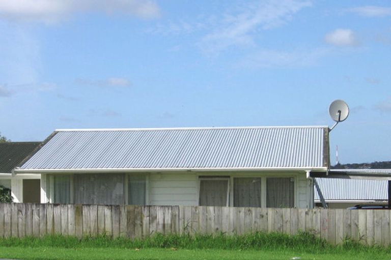 Photo of property in 1/41 Hobsonville Road, West Harbour, Auckland, 0618