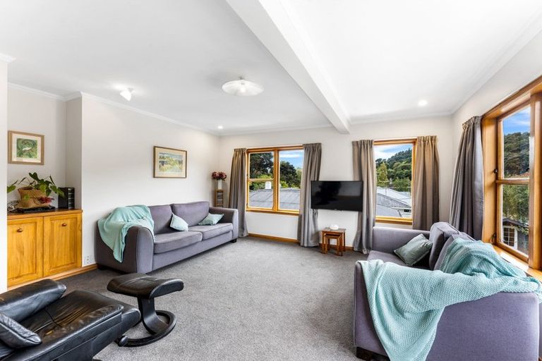 Photo of property in 18 Pinehaven Road, Pinehaven, Upper Hutt, 5019