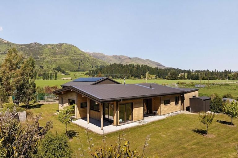 Photo of property in Kane Road, Hawea Flat, Lake Hawea, 9382