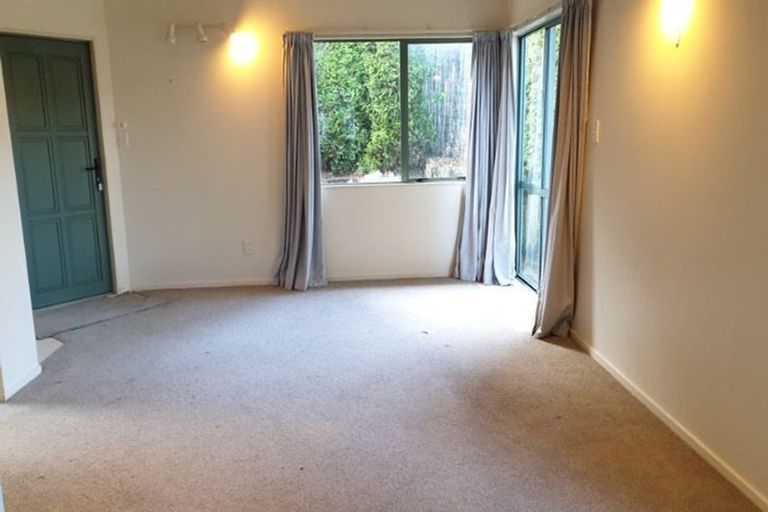 Photo of property in 6 Northcross Drive, Oteha, Auckland, 0632