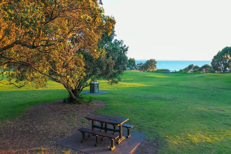 Photo of property in 17 Ridgelea Road, Long Bay, 0792