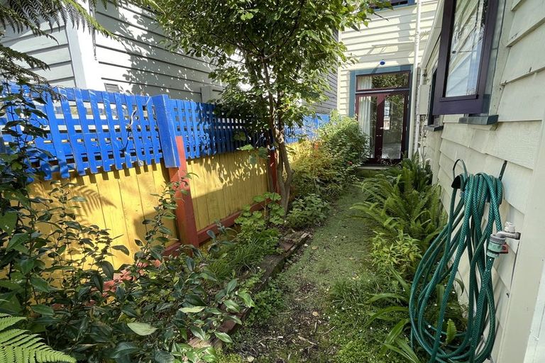 Photo of property in 14 Edge Hill, Mount Victoria, Wellington, 6011