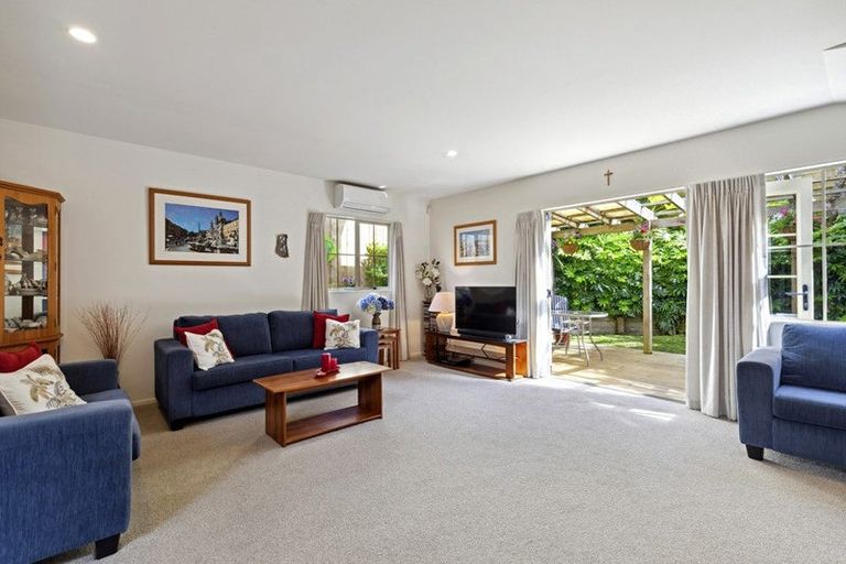 Photo of property in 3/24 Wernham Place, Northcote, Auckland, 0626