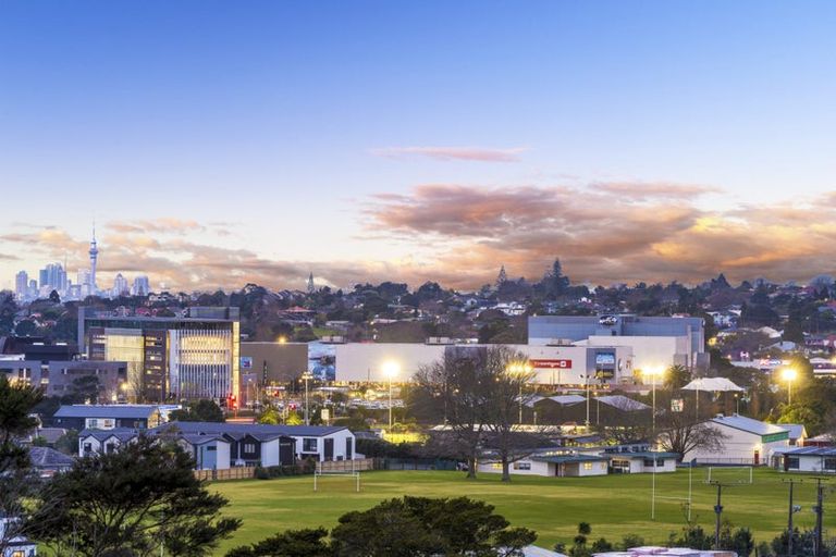 Photo of property in 51 Spence Road, Henderson, Auckland, 0612