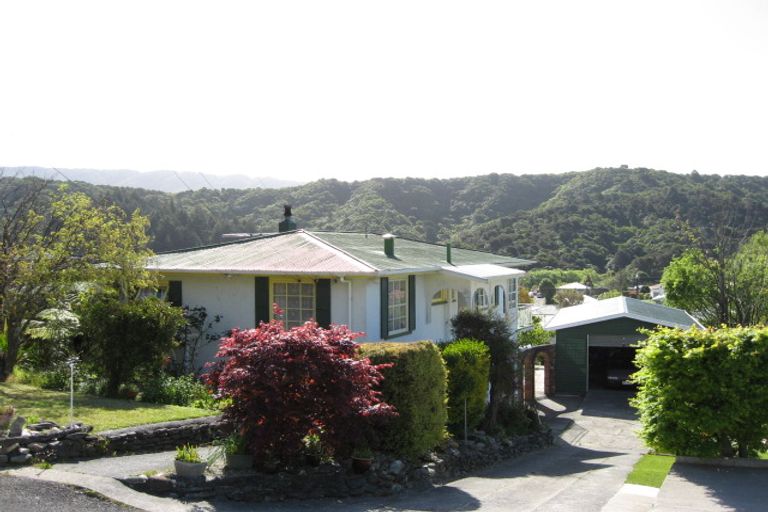 Photo of property in 82 Milton Terrace, Picton, 7220