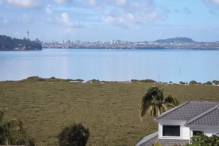 Photo of property in 10 Oakpark Place, West Harbour, Auckland, 0618