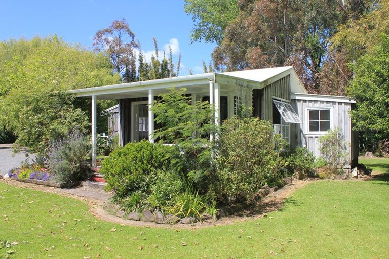 Photo of property in 15 Pottery Lane, Coromandel, 3506