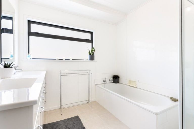 Photo of property in 1/89 Knights Road, Rothesay Bay, Auckland, 0630