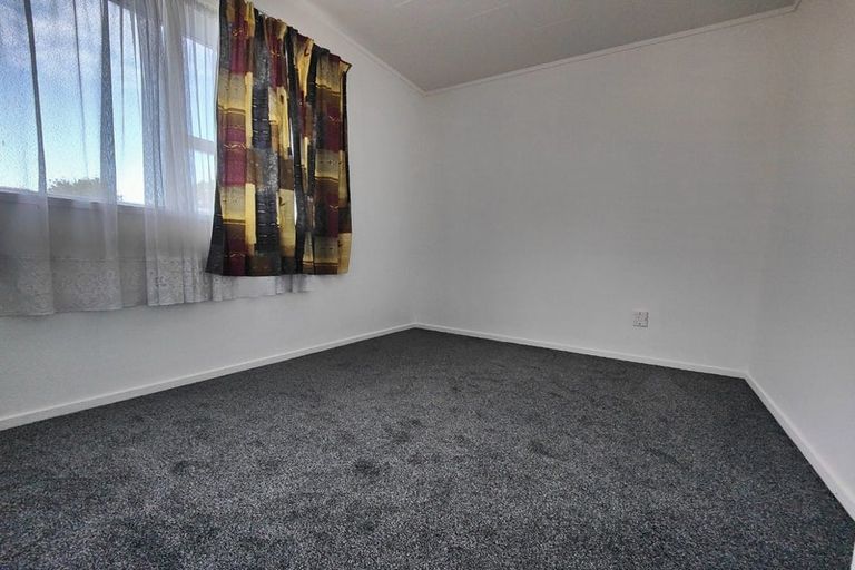 Photo of property in 21 Larissa Avenue, Henderson, Auckland, 0610