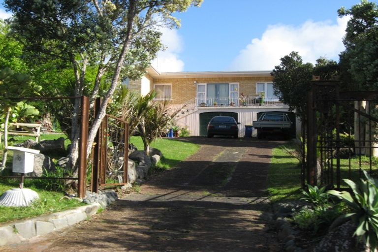 Photo of property in 10 Rauhuia Crescent, Parau, Auckland, 0604