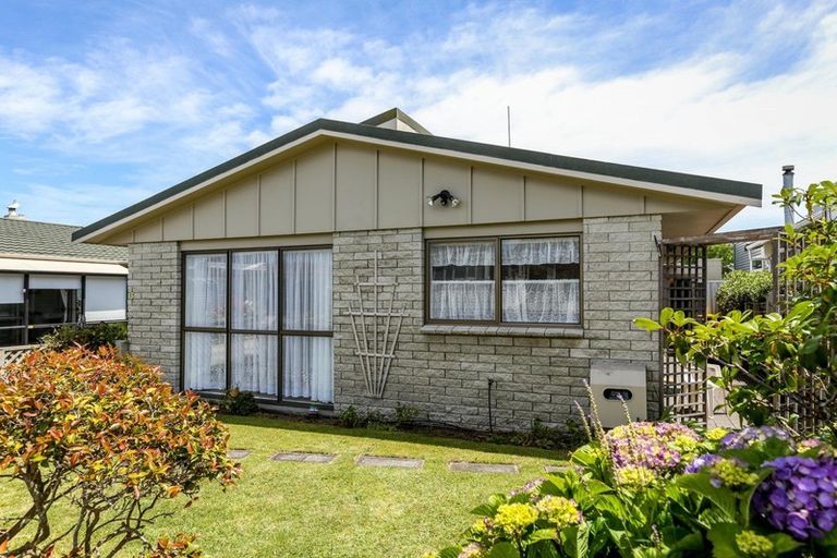 Photo of property in 2/13 Karamu Street, Strandon, New Plymouth, 4312