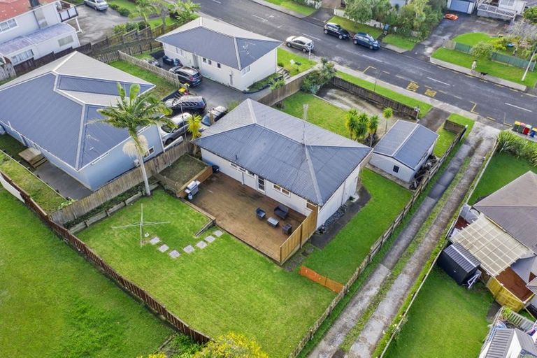 Photo of property in 60 Lauderdale Road, Birkdale, Auckland, 0626