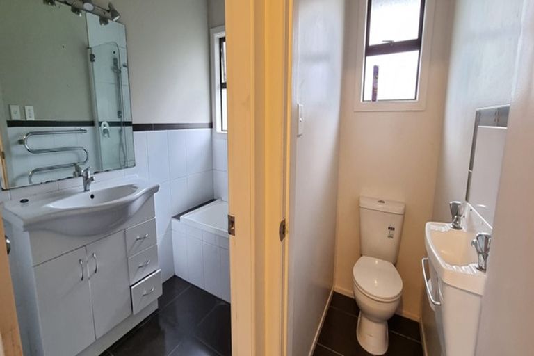 Photo of property in 2 Graham Collins Drive, Windsor Park, Auckland, 0632